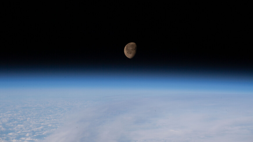 убывающая Луна, месяц, орбита, спутник, атмосфера, горизонт
