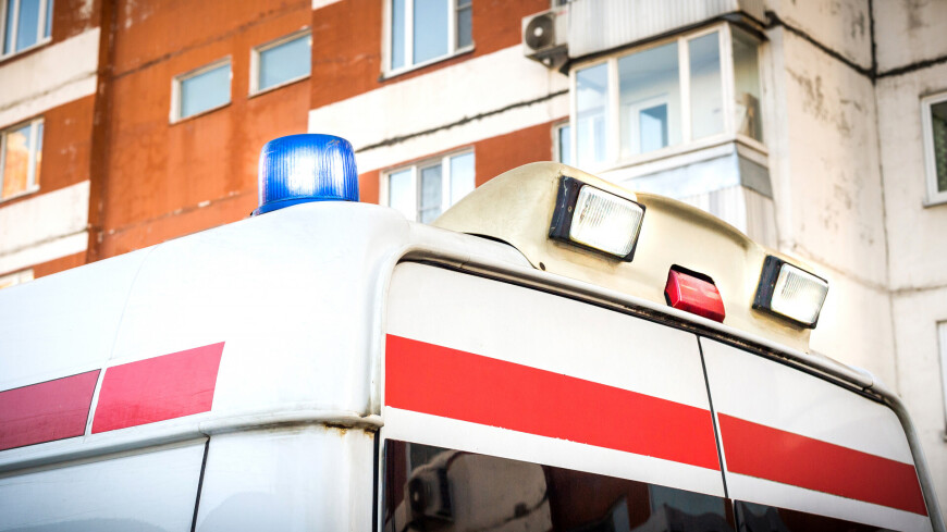 Mercedes влетел в подземный переход в Челябинске, пострадали три человека