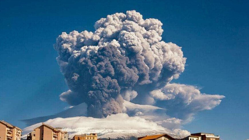 Вулкан Этна парализовал работу аэропорта на Сицилии
