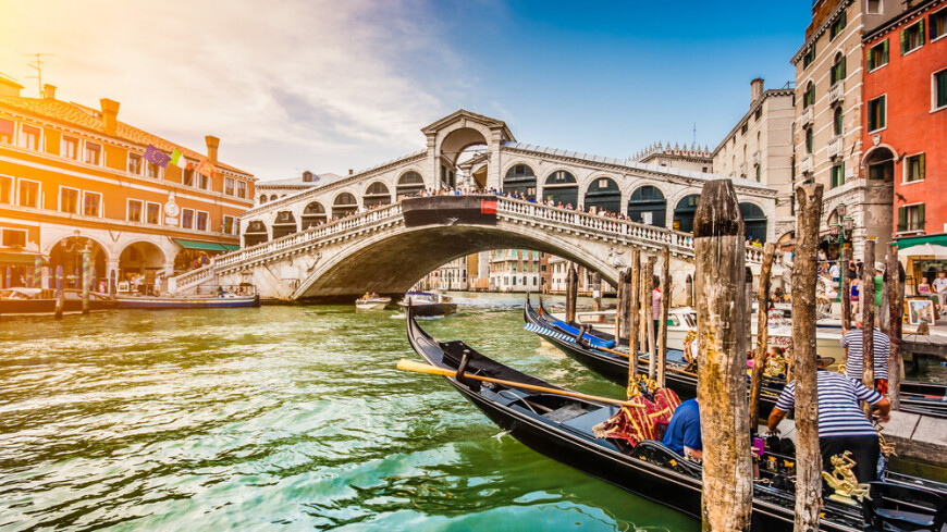 Вода Гранд-канала в Венеции приобрела ярко-зеленый цвет