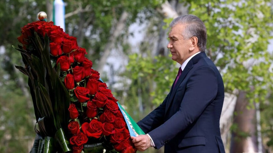 Мирзиеев возложил цветы в Парке Победы в Ташкенте