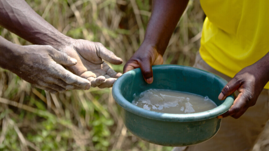 Жителям ЮАР доставляют воду в цистернах из-за вспышки холеры