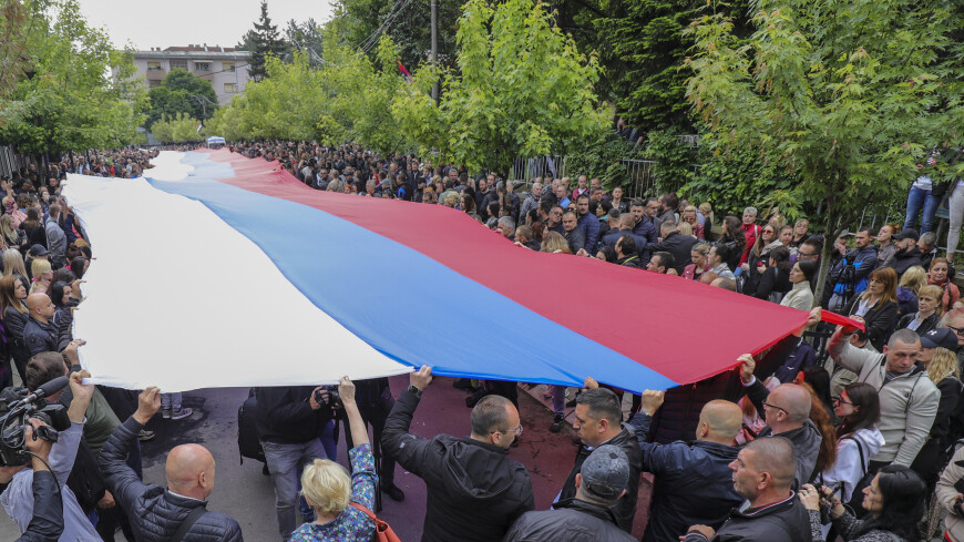 Сербы развернули 250-метровый национальный флаг перед муниципалитетом в Звечане