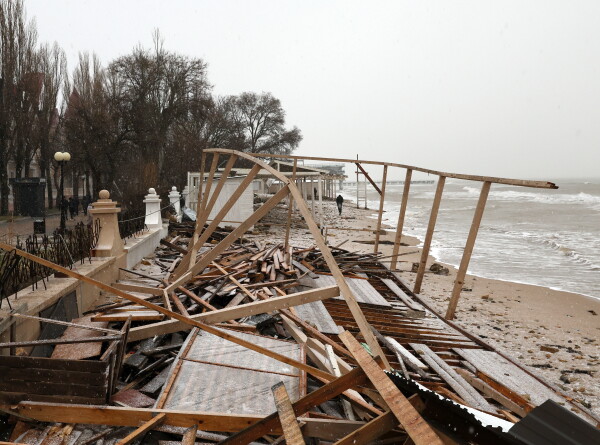 Аксенов доложил Путину о последствиях мощного урагана в Крыму