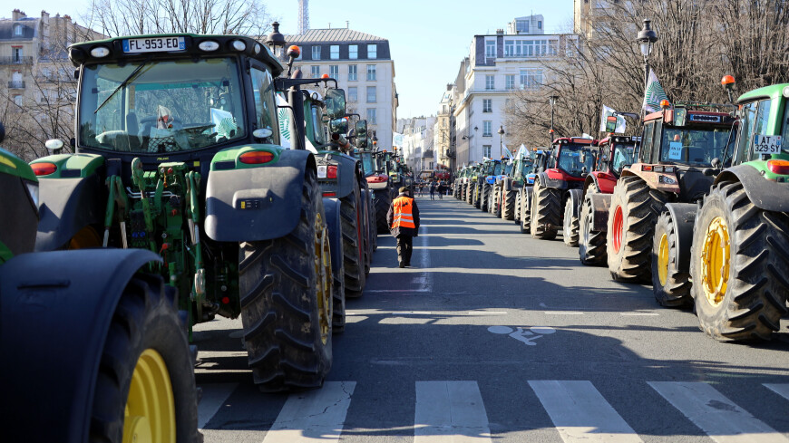 Бастующие фермеры засыпали навозом французский город