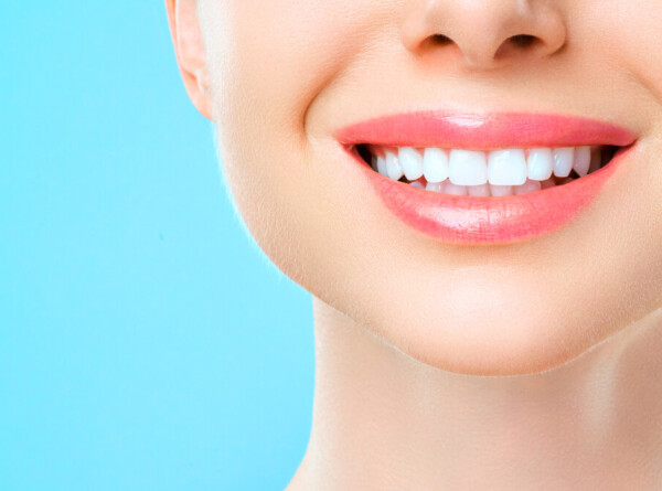 В чем опасность домашнего отбеливания зубов, рассказала стоматолог