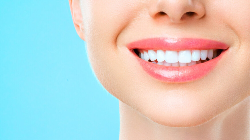 В чем опасность домашнего отбеливания зубов, рассказала стоматолог