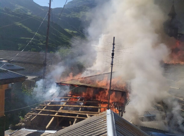 Власти Дагестана помогут восстановить пострадавшие от пожара дома в селе Хутрах