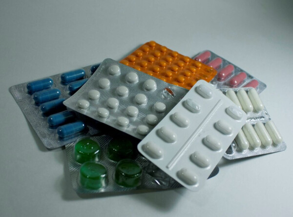 Дистанционно торговать лекарствами получили право более 550 аптек в России