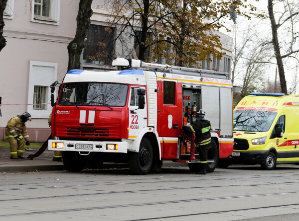 Пожарные спасли от огня троих детей в Москве