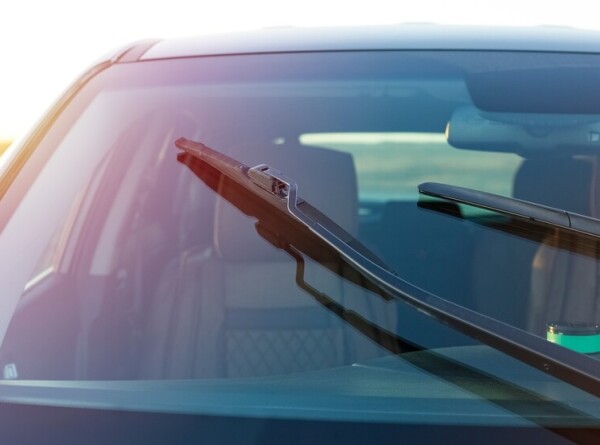 Что российским водителям запретили вешать на лобовое стекло, рассказал автоюрист