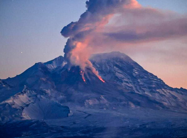 Ученые изучили трещины на вулкане Шивелуч