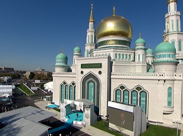 Новые ковры появились в Московской соборной мечети