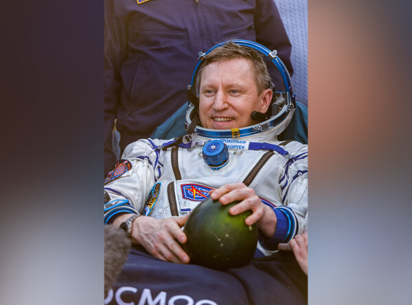 Вернувшихся с МКС космонавтов встретили на Земле с арбузом