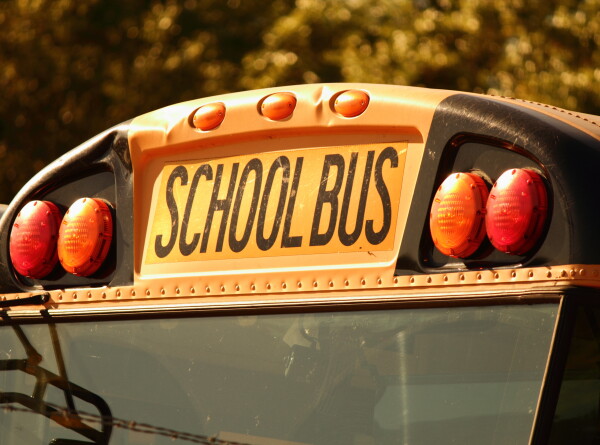 Автобус со школьниками рухнул в овраг в США, два человека погибли