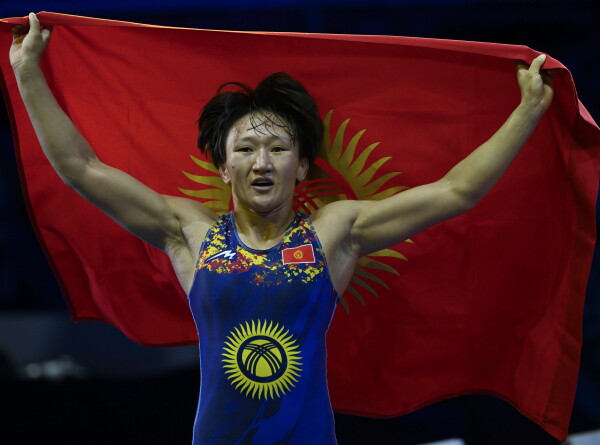 Женская сборная Кыргызстана по борьбе вернулась с чемпионата мира