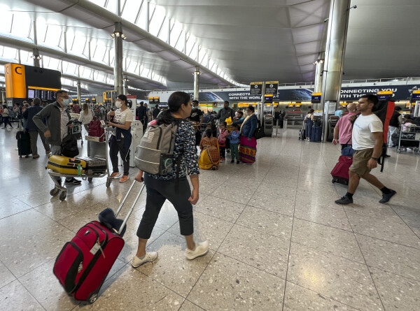 Десятки рейсов в лондонском аэропорту Гатвик отменили из-за COVID-19
