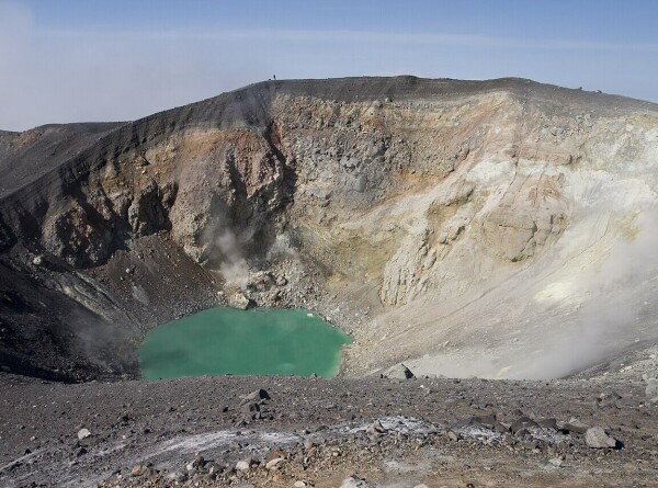 Вулкан Эбеко на Курилах выбросил мощный столб пепла