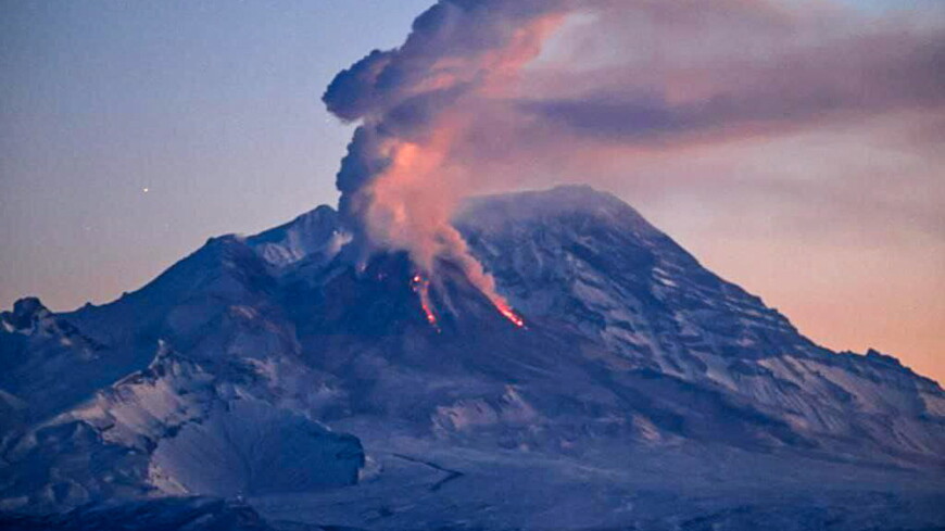Ученые изучили трещины на вулкане Шивелуч