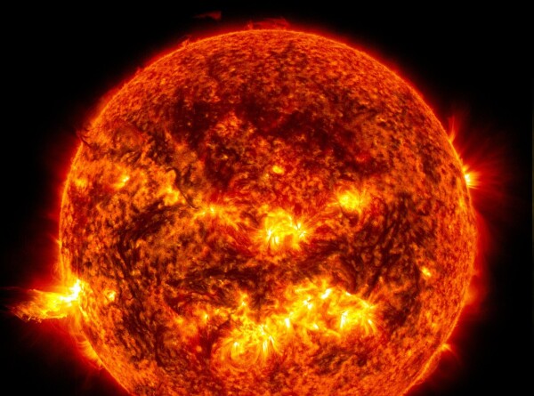 Редкое «четверное» извержение произошло на Солнце