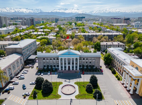 Сажают цветы и моют улицы: Бишкек готовится ко Дню города