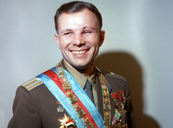 «Знаете, каким он парнем был»: Юрий Гагарин в кино, песнях и живописи