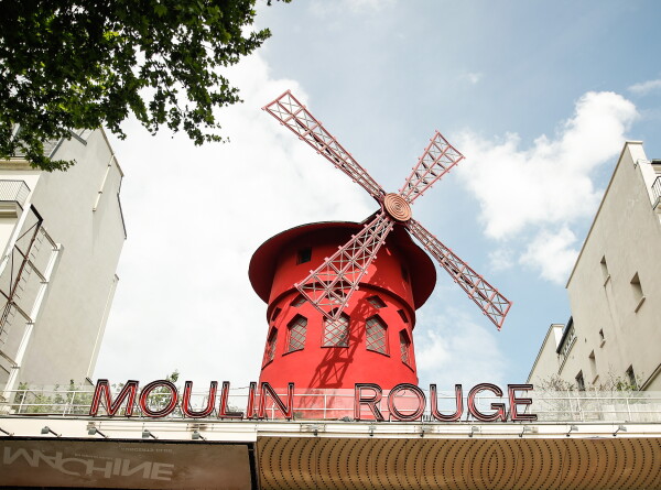 Крылья мельницы старейшего французского кабаре «Мулен Руж» обрушились в Париже