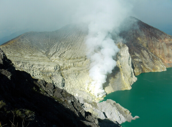 Извержение вулкана Руанг произошло в Индонезии