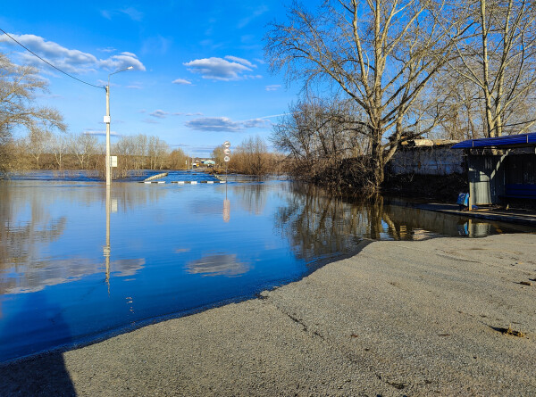 Паводок отступает: в Оренбурге пробивают ливневки и откачивают воду из подвалов