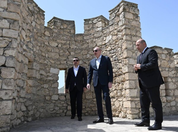 Алиев и Жапаров осмотрели восстановление исторических объектов в Агдаме