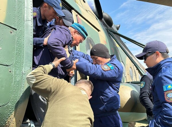 Паводки в Казахстане: летчики спасли девять человек на западе страны