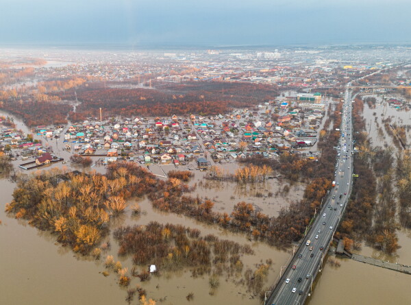 Беспощадный потоп: репортаж из Оренбуржья и Курганской области, где дома по крышу в воде