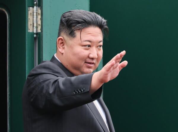 Ким Чен Ын поучаствовал в церемонии завершения строительства жилья в Пхеньяне