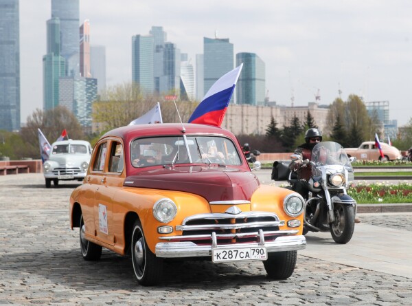 Ретроавтомобили проехали по улицам Москвы