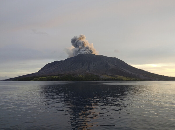 Три извержения вулкана Руанг произошли в Индонезии