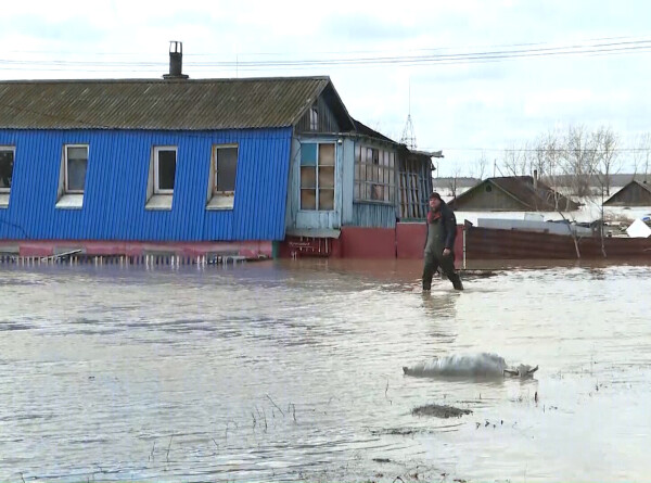 Как помогают волонтеры пострадавшим от наводнения на севере Казахстана?