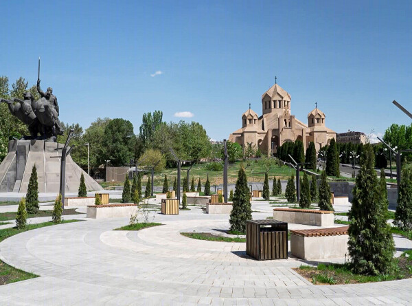 Сажают деревья, кусты и цветы: в Ереване началась подготовка к летнему сезону