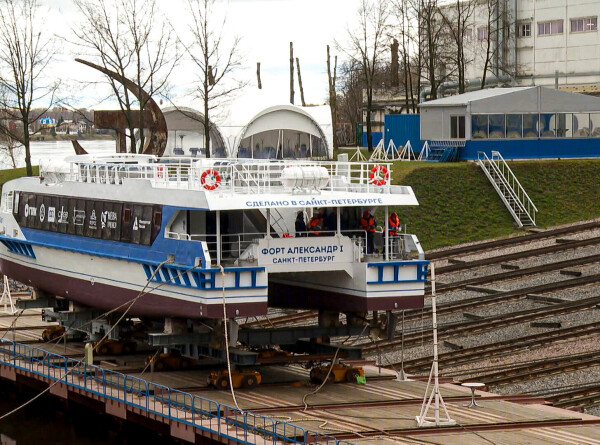 Новый катамаран спустили на воду в Санкт-Петербурге