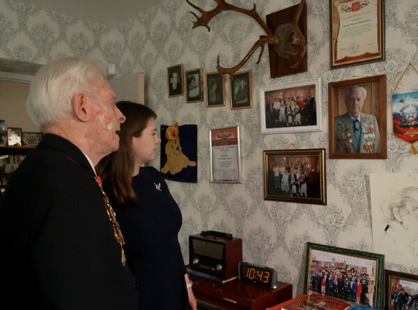 Волонтеры навестили 96-летнего москвича, освобождавшего страны Европы от фашизма