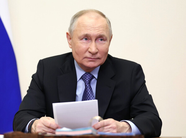 Путин поручил оказать приоритетную поддержку аграриям, использующим отечественные материалы