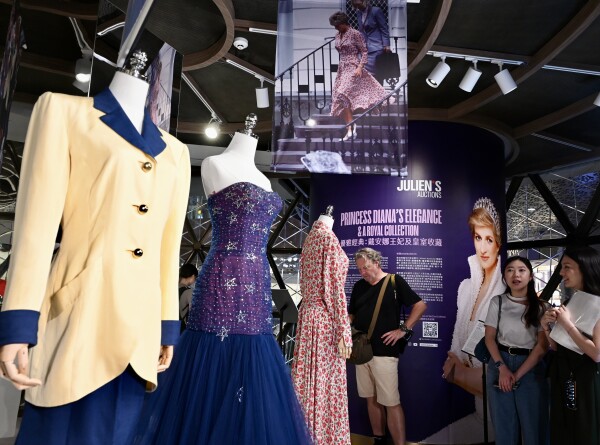 Выставка нарядов принцессы Дианы прошла в Гонконге