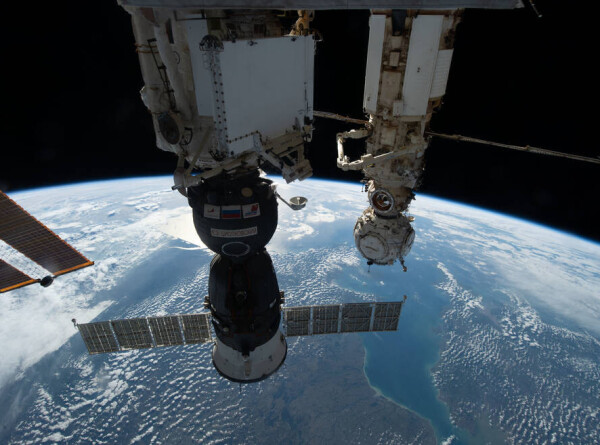 Российские космонавты установили научную аппаратуру в открытом космосе