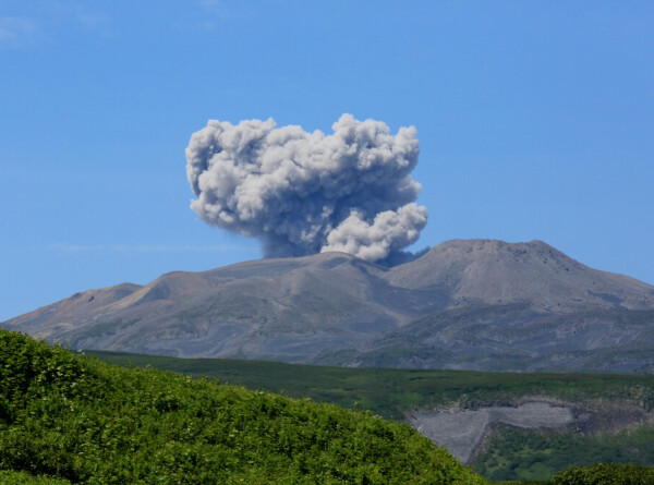 Вулкан Эбеко выбросил пепел на высоту около 4,5 километра