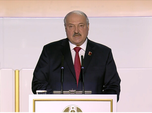 Лукашенко: В Беларуси не отделяют власть от народа