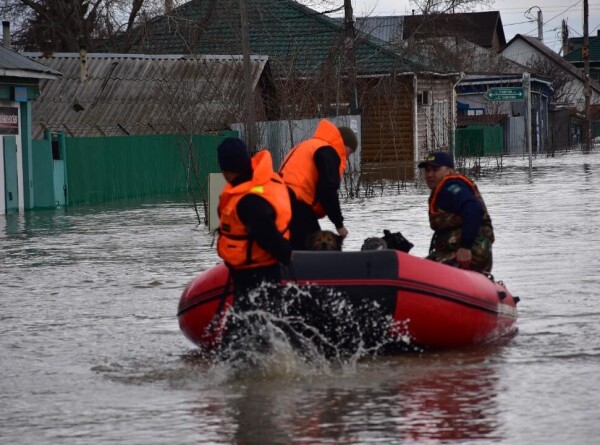 Паводки в Казахстане: волонтеры помогают эвакуировать людей из затопленных домов