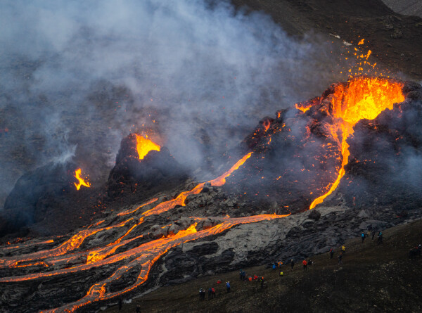 Вулкан в Исландии извергает лаву уже месяц