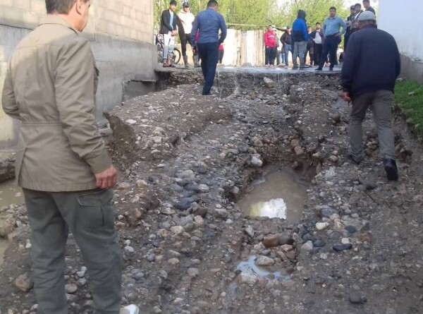 Из-за схода селей в Таджикистане оказались подтопленными улицы и подвалы домов