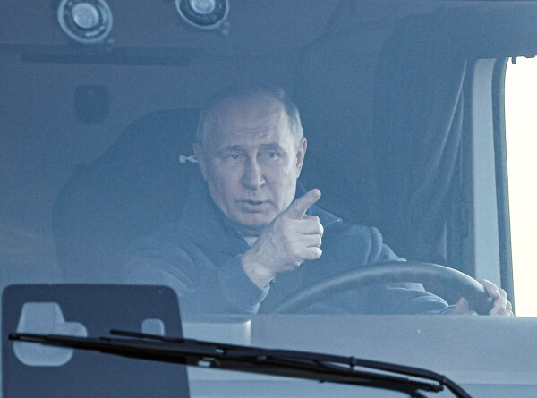 Путин проехал на КамАЗе по трассе М-12 «Восток»