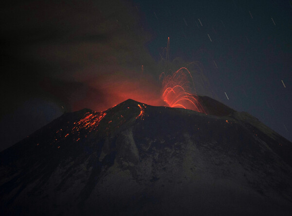 Самый опасный вулкан Попокатепетль проснулся в Мексике