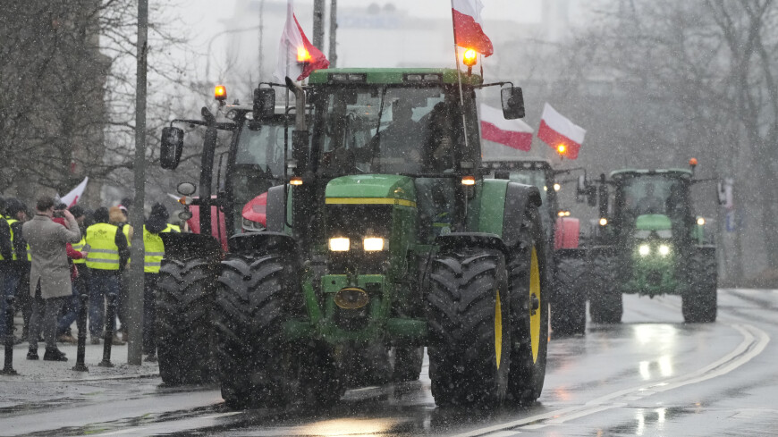 Польские фермеры в знак протеста высыпали на дорогу импортированное зерно